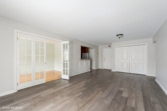 714 E Algonquin Rd in Arlington Heights, IL - Building Photo - Building Photo