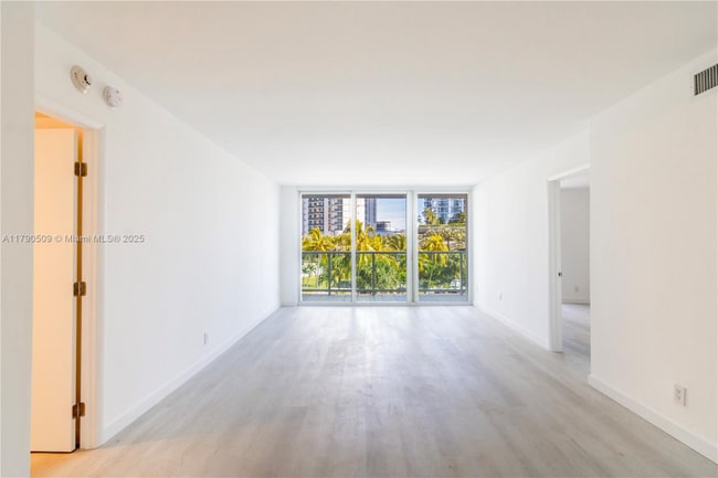 100 Bayview Dr in Sunny Isles Beach, FL - Building Photo - Building Photo