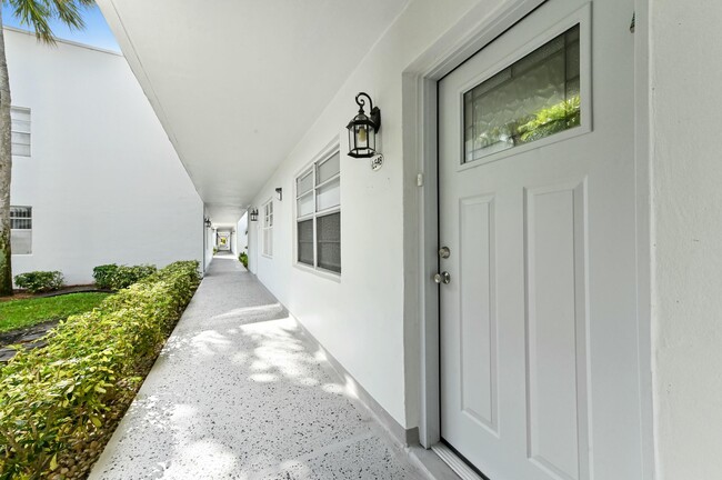 548 Burgundy L in Delray Beach, FL - Foto de edificio - Building Photo