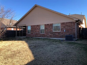 813 Beechwood Way in Moore, OK - Foto de edificio - Building Photo