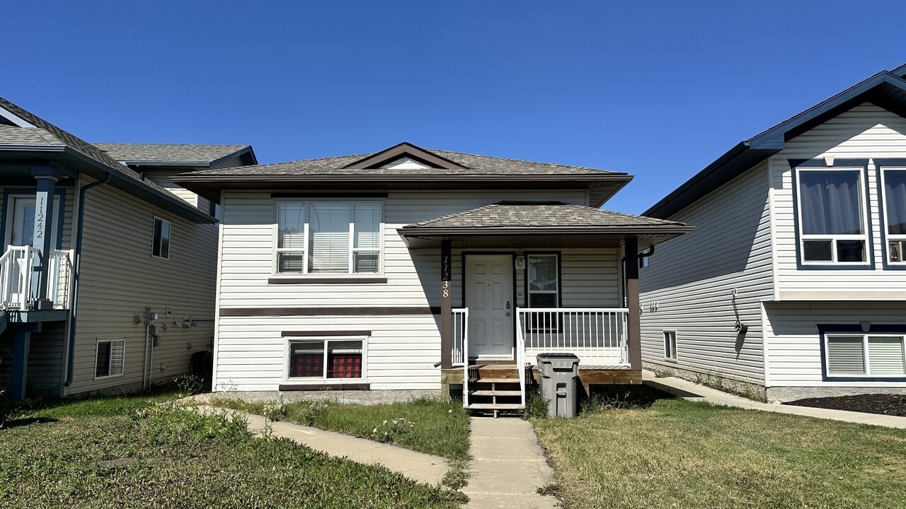 11238 B 75 Ave in Grande Prairie, AB - Building Photo