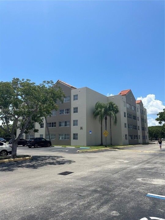 6195 NW 186th St in Hialeah, FL - Foto de edificio