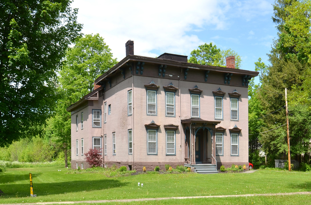 72 College St in Clinton, NY - Foto de edificio