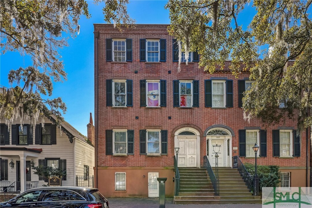 109 E Oglethorpe Ave in Savannah, GA - Building Photo