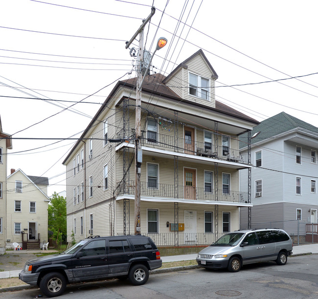 28 Holly St in New Bedford, MA - Foto de edificio - Building Photo