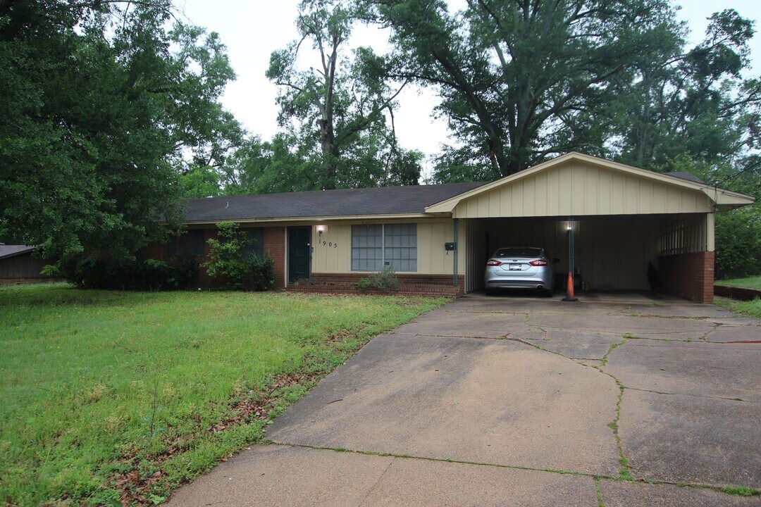 1905 E Barbara St in Tyler, TX - Building Photo