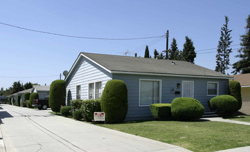 9506-9510 1/2 Park St in Bellflower, CA - Building Photo - Building Photo