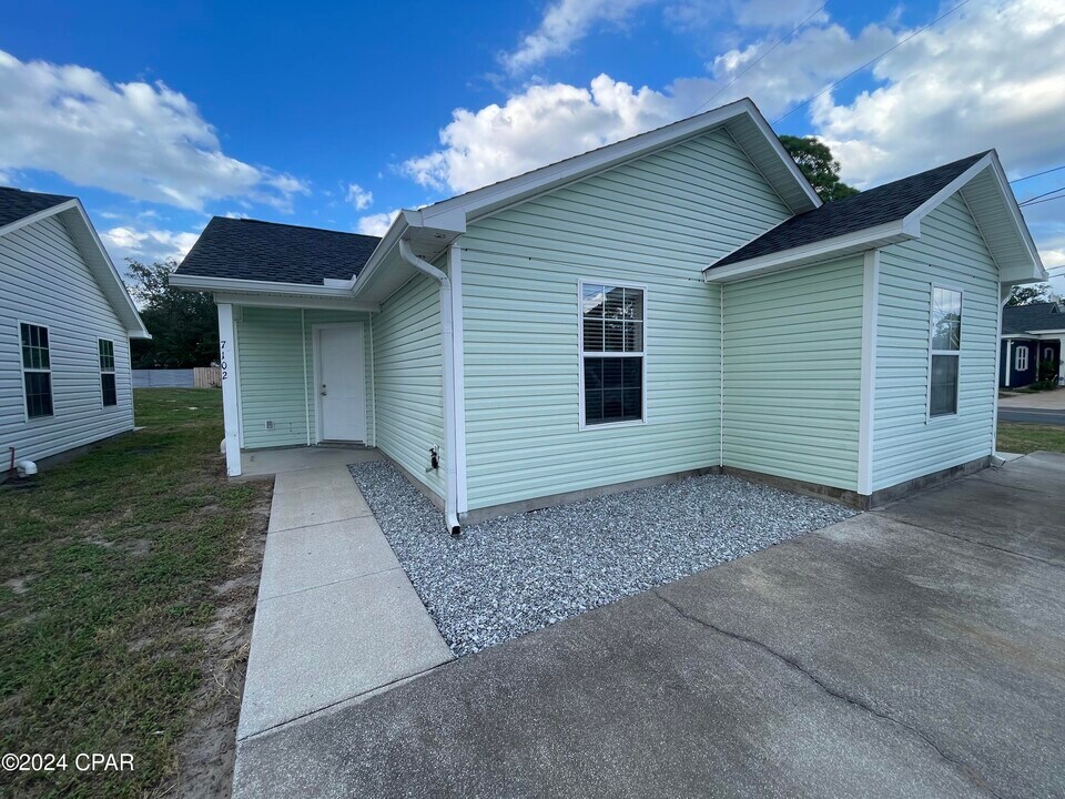 7102 N Lagoon Dr in Panama City, FL - Building Photo