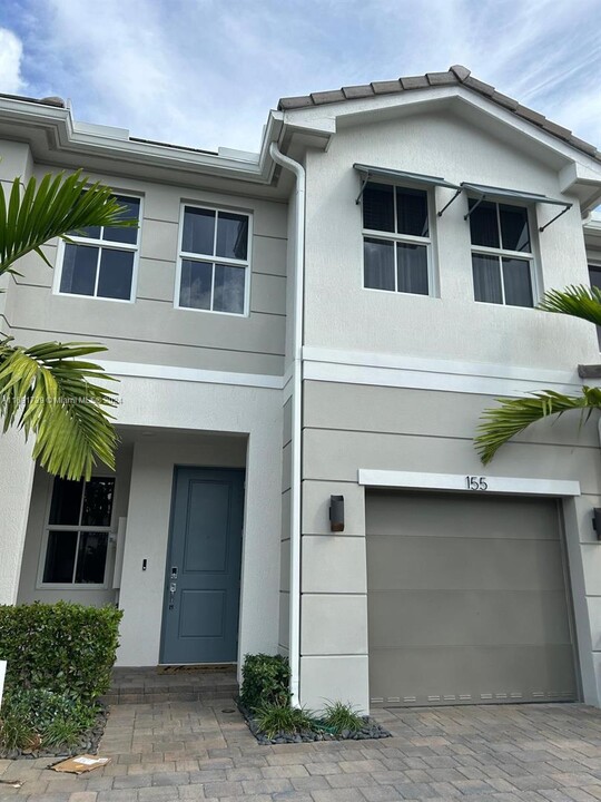 134 SW 170th Ave in Pembroke Pines, FL - Building Photo