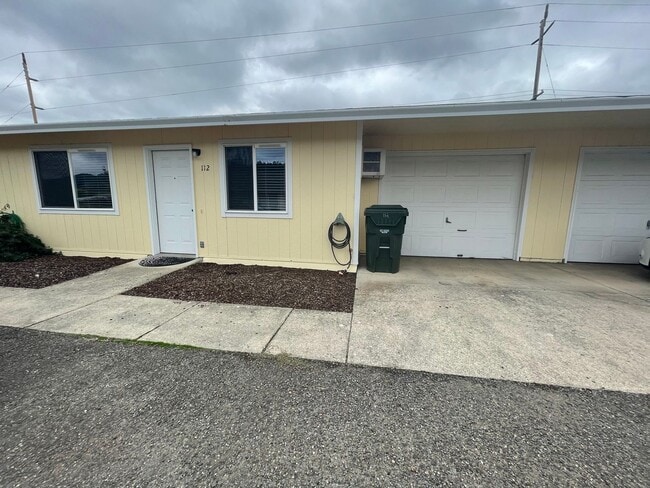 112-114 Sunny Ln in Sutherlin, OR - Building Photo - Building Photo