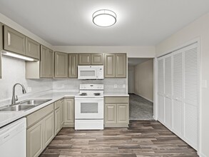 Park Towne Apartments in Decatur, AL - Building Photo - Building Photo