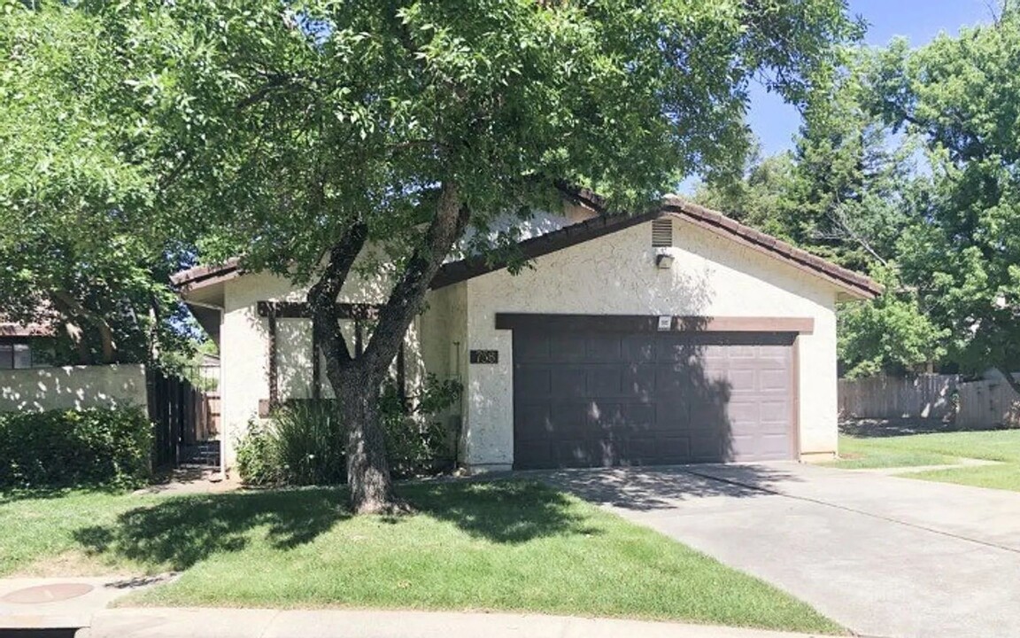 758 Coffeeberry Ln in Redding, CA - Building Photo