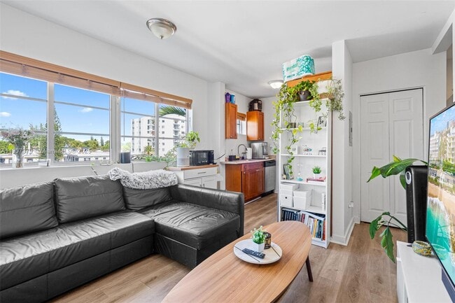 7930 Tatum Waterway Dr in Miami Beach, FL - Building Photo - Building Photo