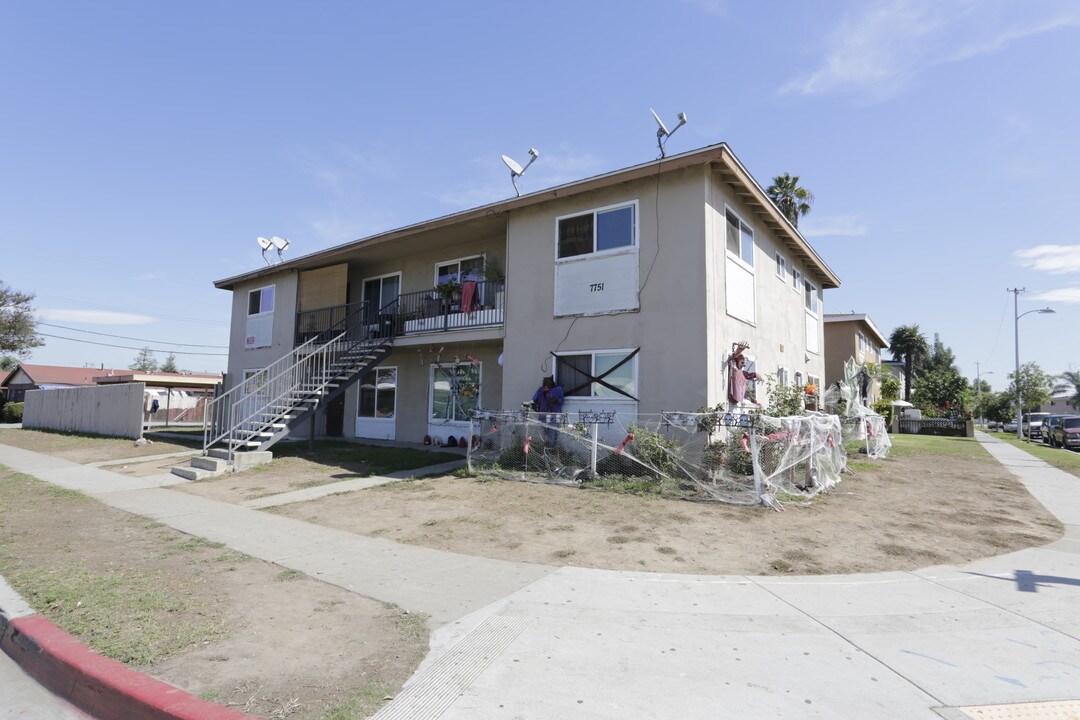 7751 Mandrell Dr in Huntington Beach, CA - Building Photo