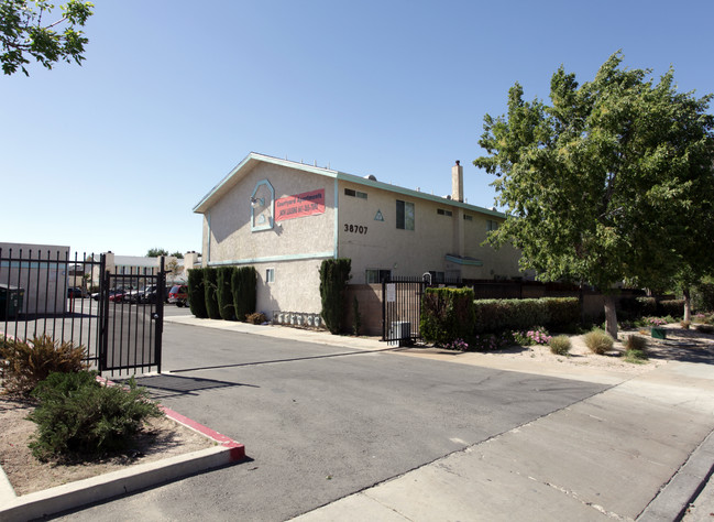 Courtyard Apartments in Palmdale, CA - Building Photo - Building Photo