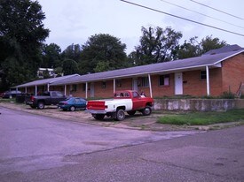 915 Swann St Apartments