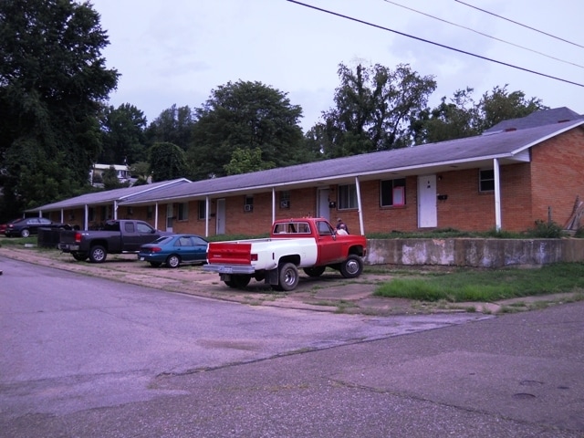 915 Swann St in Parkersburg, WV - Building Photo