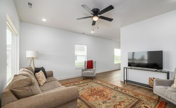 969 N Blake Ave, Unit J22 in Republic, MO - Building Photo - Building Photo