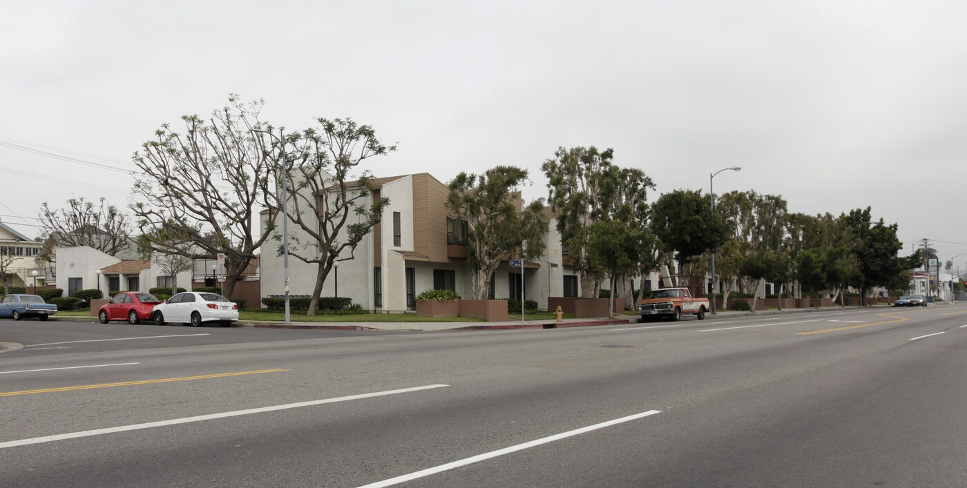 Normandie Villas in Los Angeles, CA - Building Photo