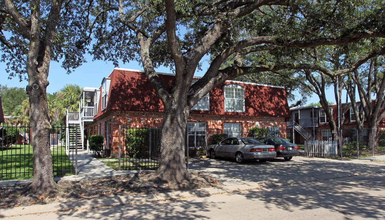 Louisburg Square Apartments in Gretna, LA - Building Photo