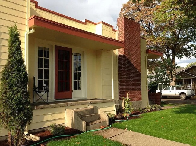 1394 Ferry St in Eugene, OR - Building Photo - Building Photo