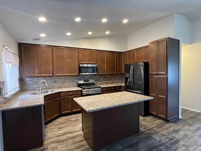 3736 Eclipse Dr in Palmdale, CA - Building Photo - Building Photo