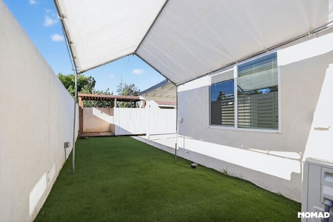 212 E Florence Ave in Anaheim, CA - Foto de edificio - Building Photo