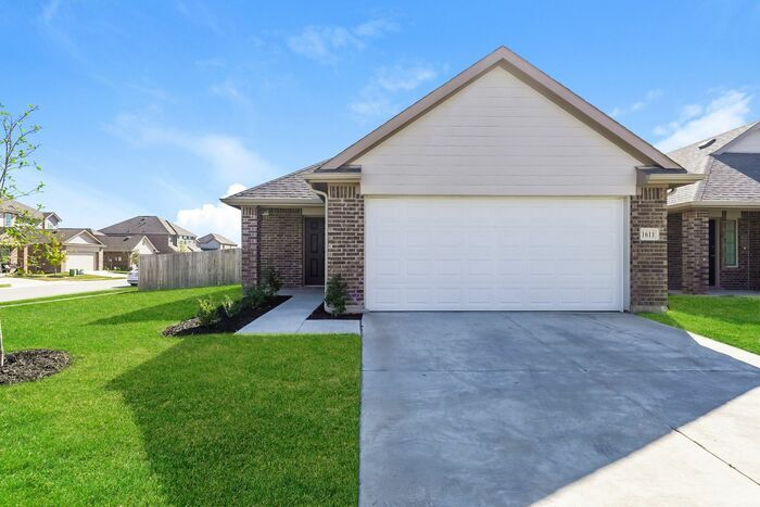 1611 Matthew Dr in Ennis, TX - Building Photo