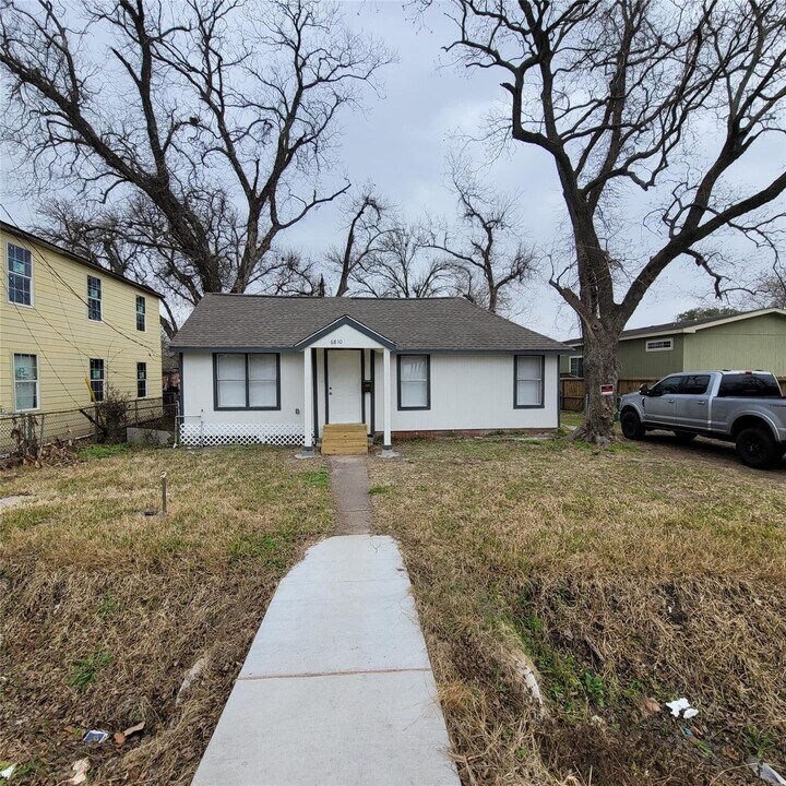 6810 Bleker St in Houston, TX - Building Photo