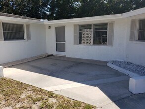 135 Suntan Ave in Sarasota, FL - Foto de edificio - Building Photo