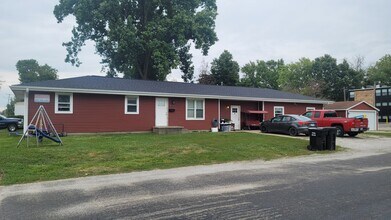 903 Cleveland Ave, Unit East in Charleston, IL - Building Photo - Building Photo
