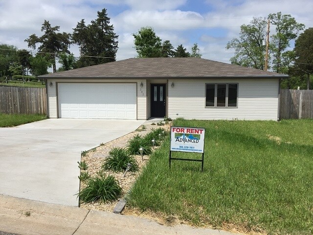 202 William Dr in Ogden, KS - Building Photo