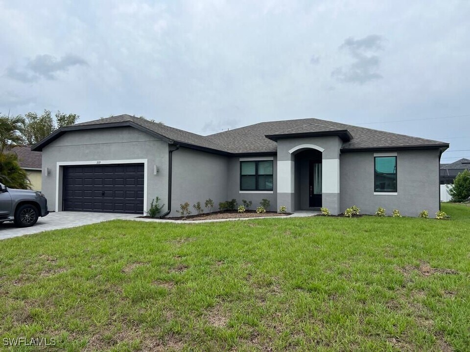 209 SE 26th Terrace in Cape Coral, FL - Building Photo