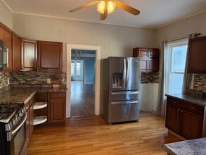 29 Locust St, Unit A in Everett, MA - Foto de edificio - Building Photo