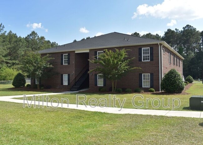 74 Fantasy Ln in Lillington, NC - Foto de edificio - Building Photo