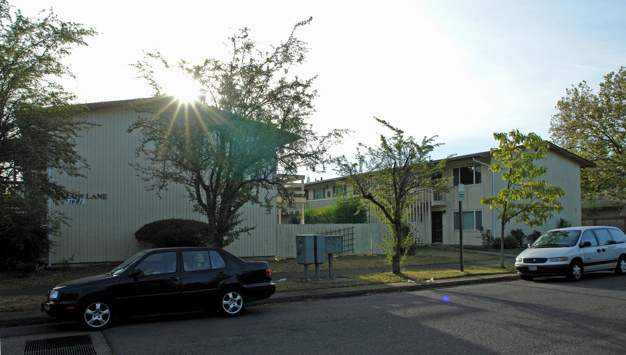 Willow Lane in Eugene, OR - Building Photo