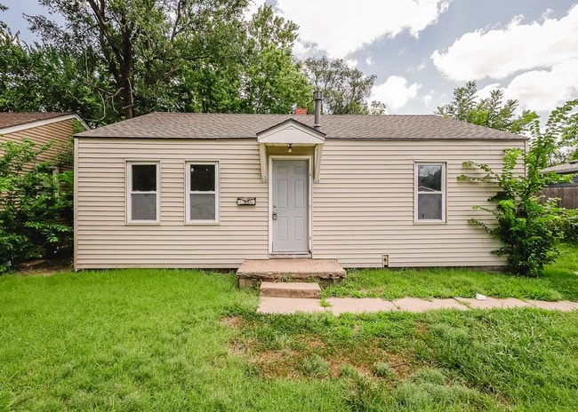 property at 1738 N Poplar Ave
