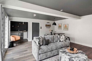 Castlewood Apartments in Houston, TX - Building Photo