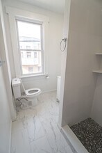 2410 Wharton St, Unit 2nd Floor in Philadelphia, PA - Foto de edificio - Building Photo