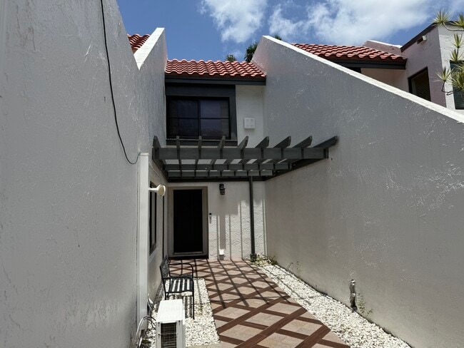 16363 Fern Dr in Weston, FL - Building Photo - Building Photo