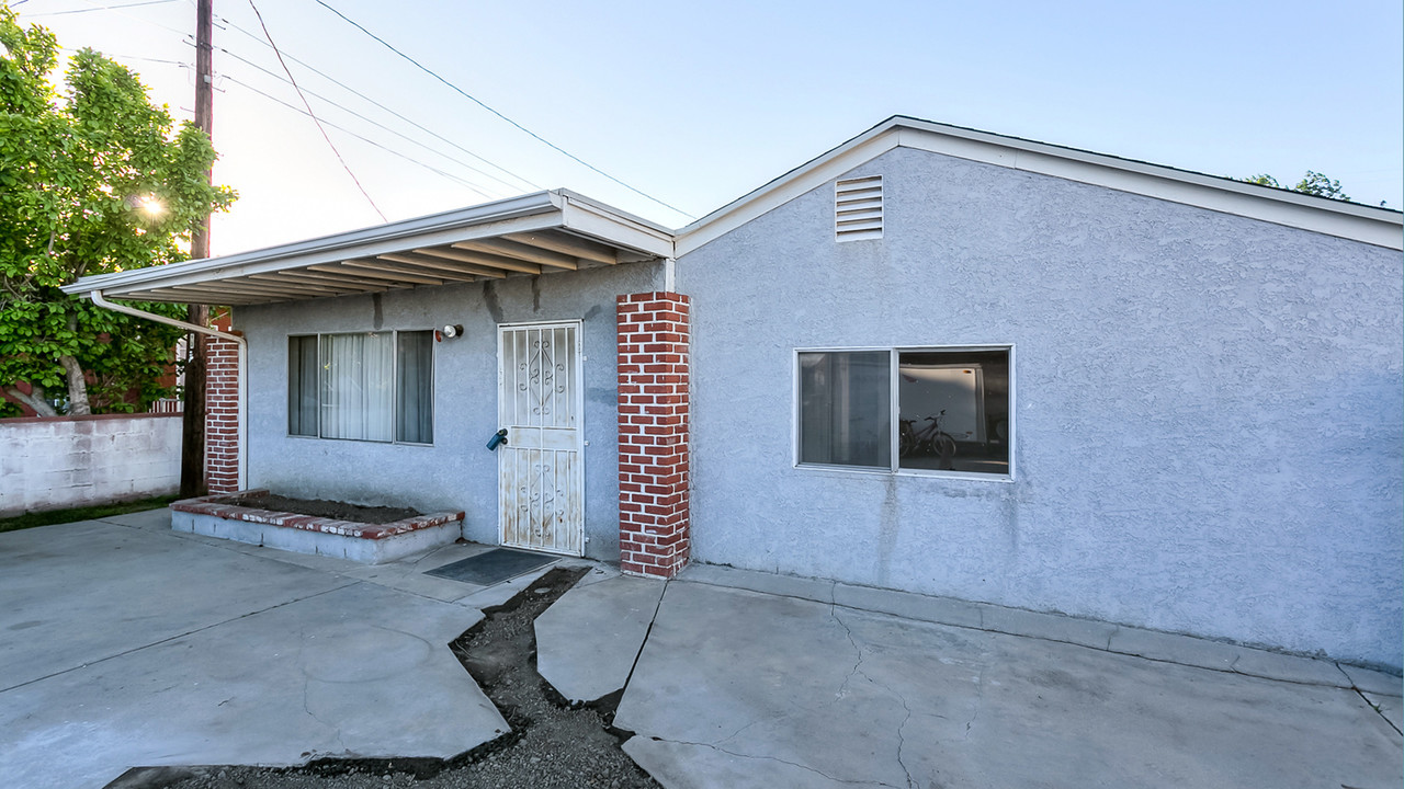 15001 Paddock St in Sylmar, CA - Building Photo