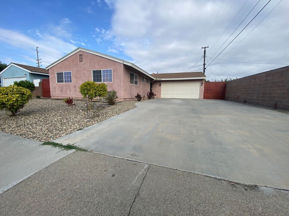 10022 St Michael Cir in Cypress, CA - Building Photo