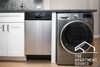 511 W Belmont Ave, Unit 23 in Chicago, IL - Building Photo - Building Photo