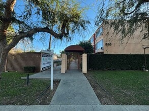 Oakland Summit Apartments in Pasadena, CA - Building Photo - Interior Photo