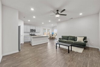 320 Darwin Pl in Lockhart, TX - Building Photo - Building Photo