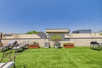 Burton Square in Los Angeles, CA - Building Photo - Building Photo