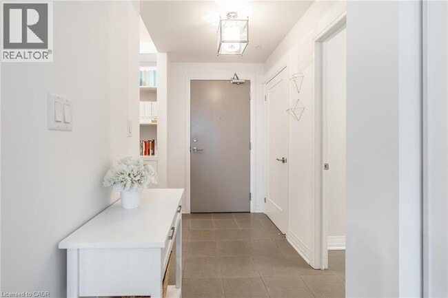 10 Concord Pl in Grimsby, ON - Building Photo - Building Photo