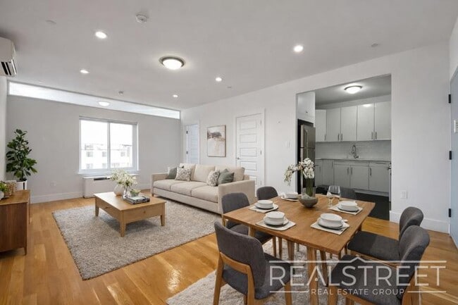 LUXURY 2.5 Bed  in Queens! in Queens, NY - Foto de edificio - Building Photo