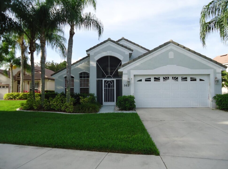 562 SW Saint Martins Cv in Port St. Lucie, FL - Foto de edificio