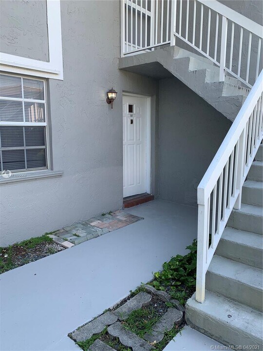 458 NE 210th Cir Terrace-Unit -101-8 in Miami, FL - Building Photo